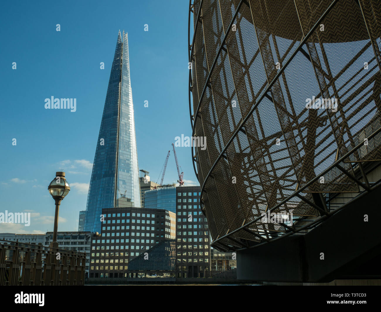 Il grattacielo Shard maggiorato di una passerella a gabbia, Londra, Inghilterra Foto Stock