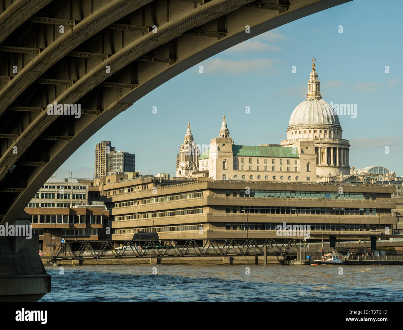 Blackfriars Bridge con St Pauls Cathedral in backgroud, Londra, Inghilterra. Foto Stock