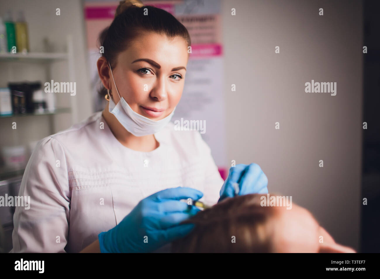 Il plasma ricco di piastrine procedura di iniezione. La crescita dei capelli stimolazione. La terapia con PRP processo. Foto Stock