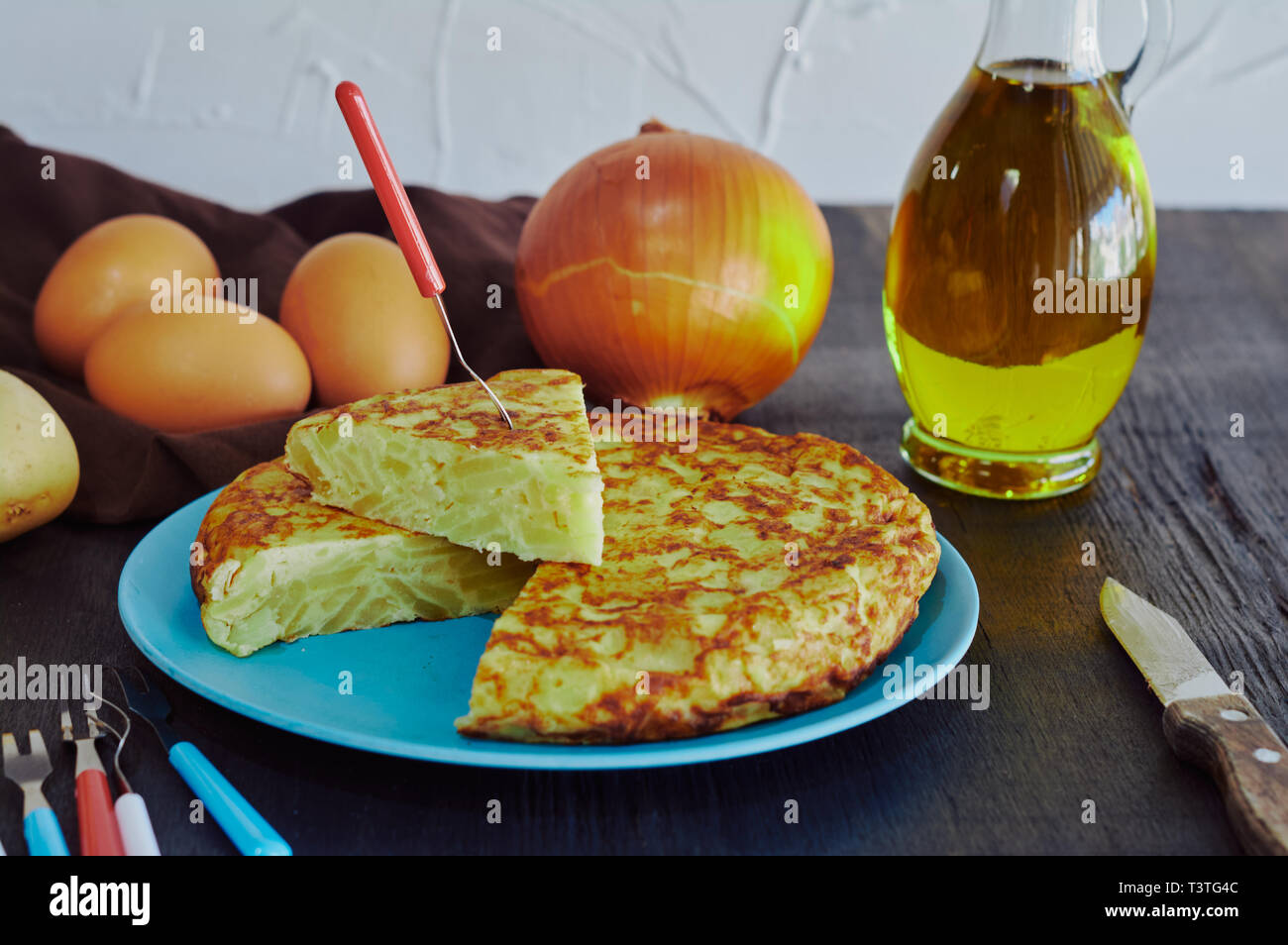 Frittata spagnola con patate, uova e cipolla, accompagnato da olio d'oliva Foto Stock
