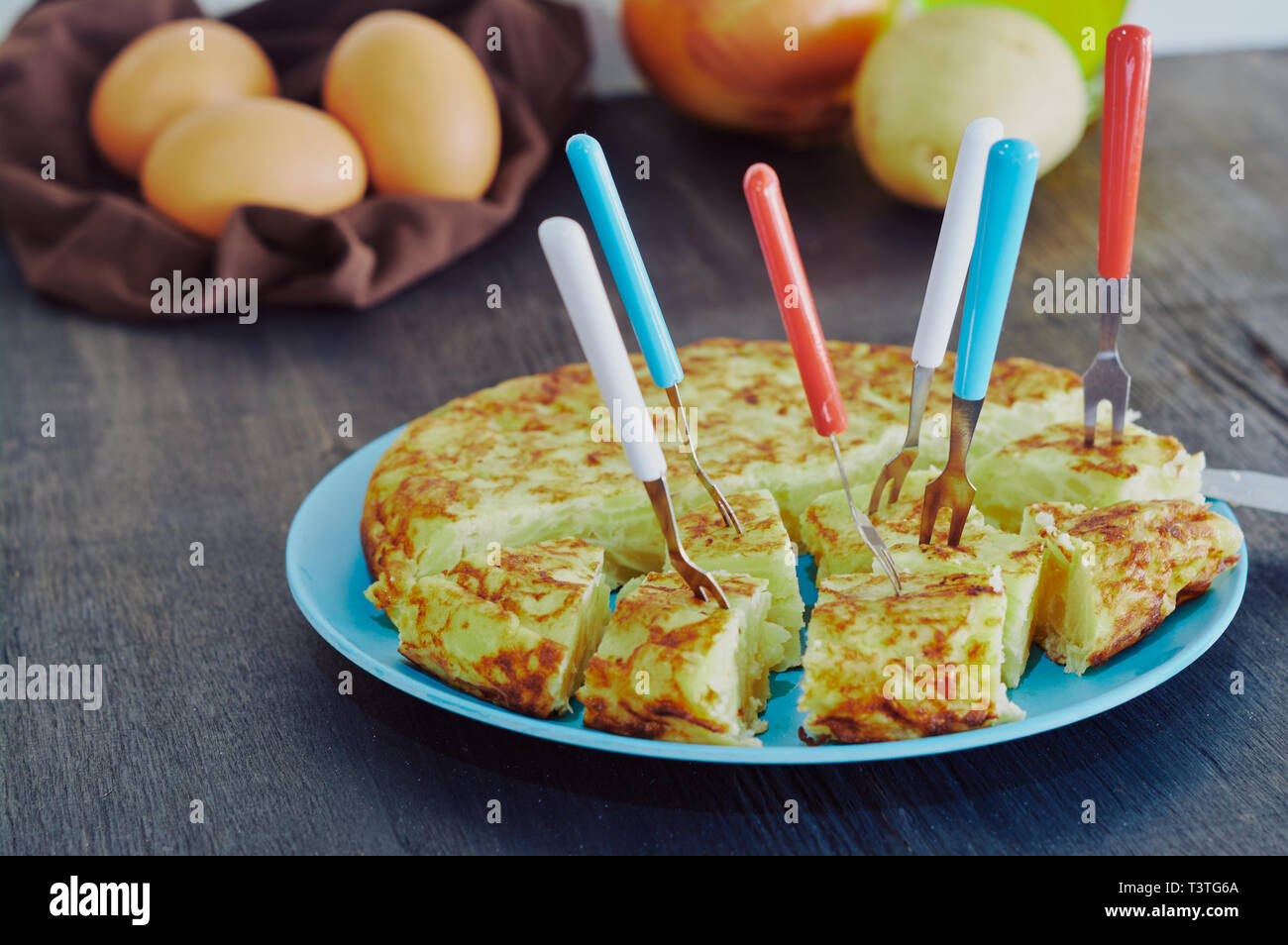 Frittata spagnola con patate, uova e cipolla, accompagnato da olio d'oliva Foto Stock