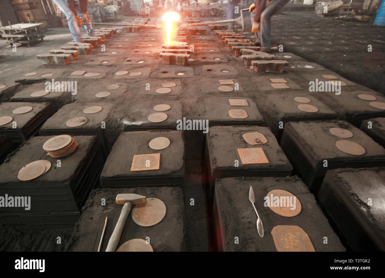 I lavoratori di una fonderia a forno di fusione Foto Stock