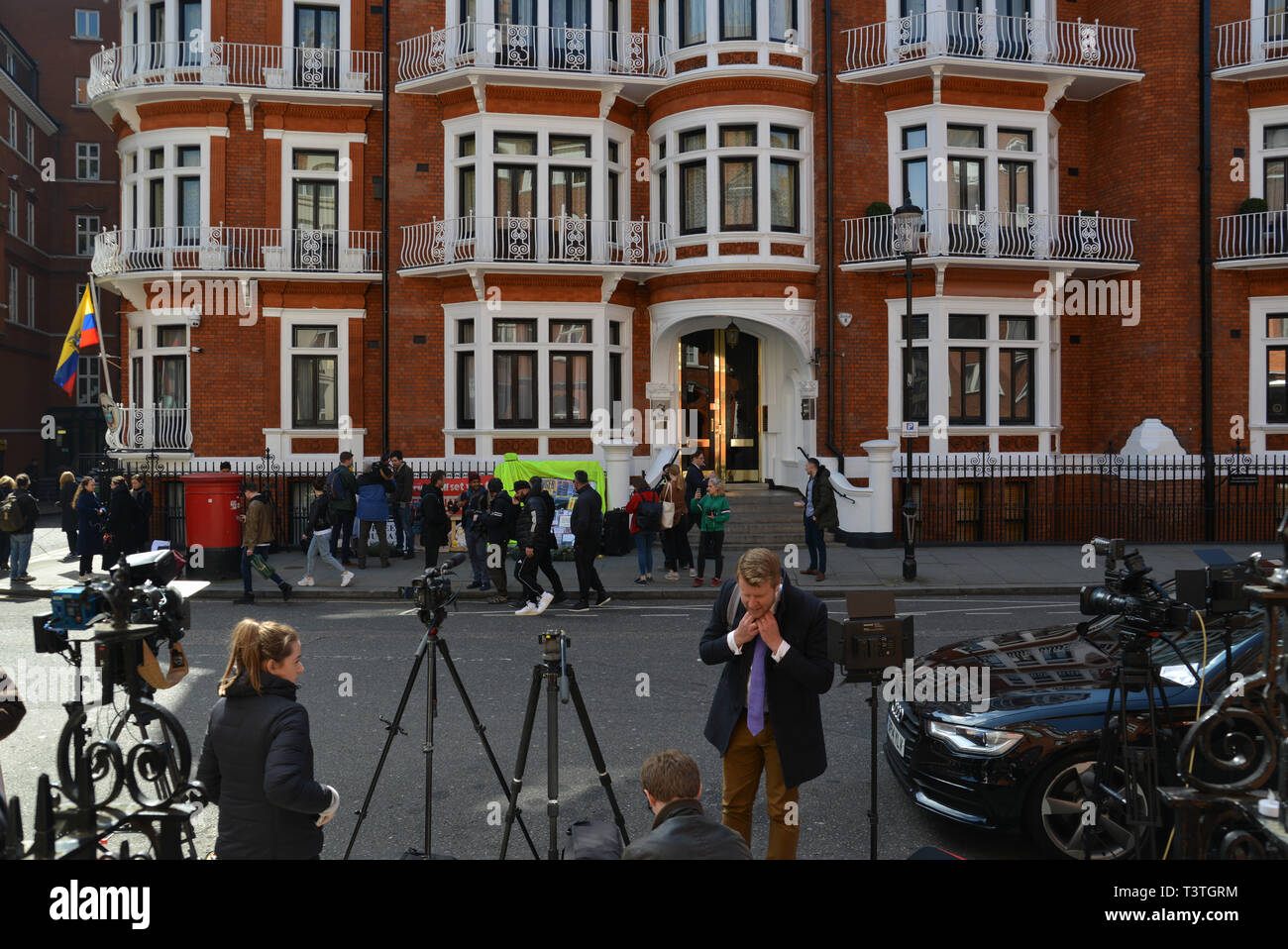 I giornalisti e i reporter TV raccolta di fronte all'Ambasciata dell'Ecuador a Londra, in un paio di ore dopo Julian Assange è stato rimosso dall'edificio e arrestato dalla polizia. Foto Stock