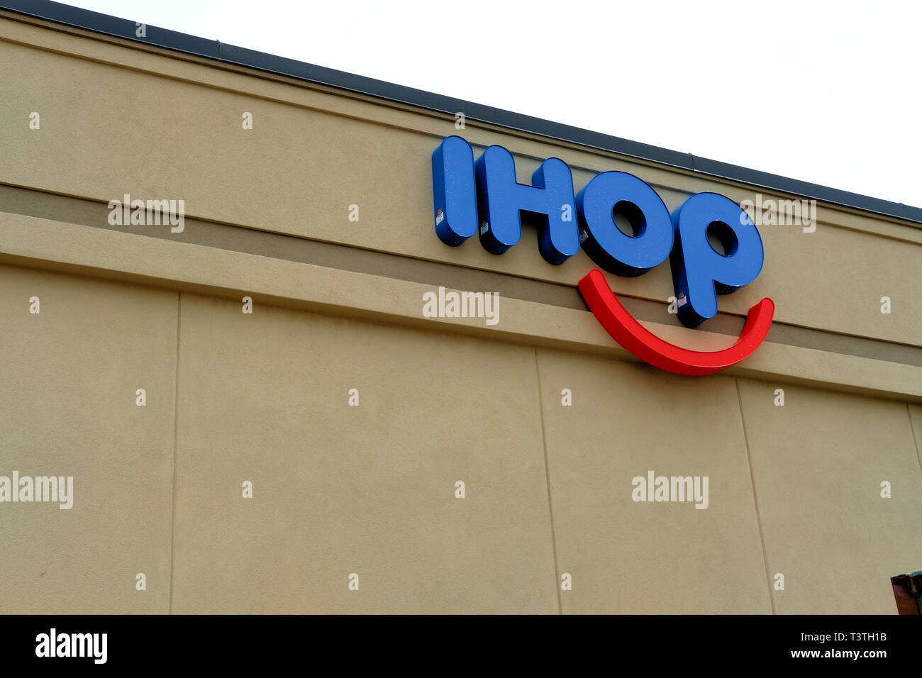 IHOP logo su un ristorante esterno; IHOP logo a partire dal 2015; College Station, Texas, Stati Uniti d'America. Foto Stock