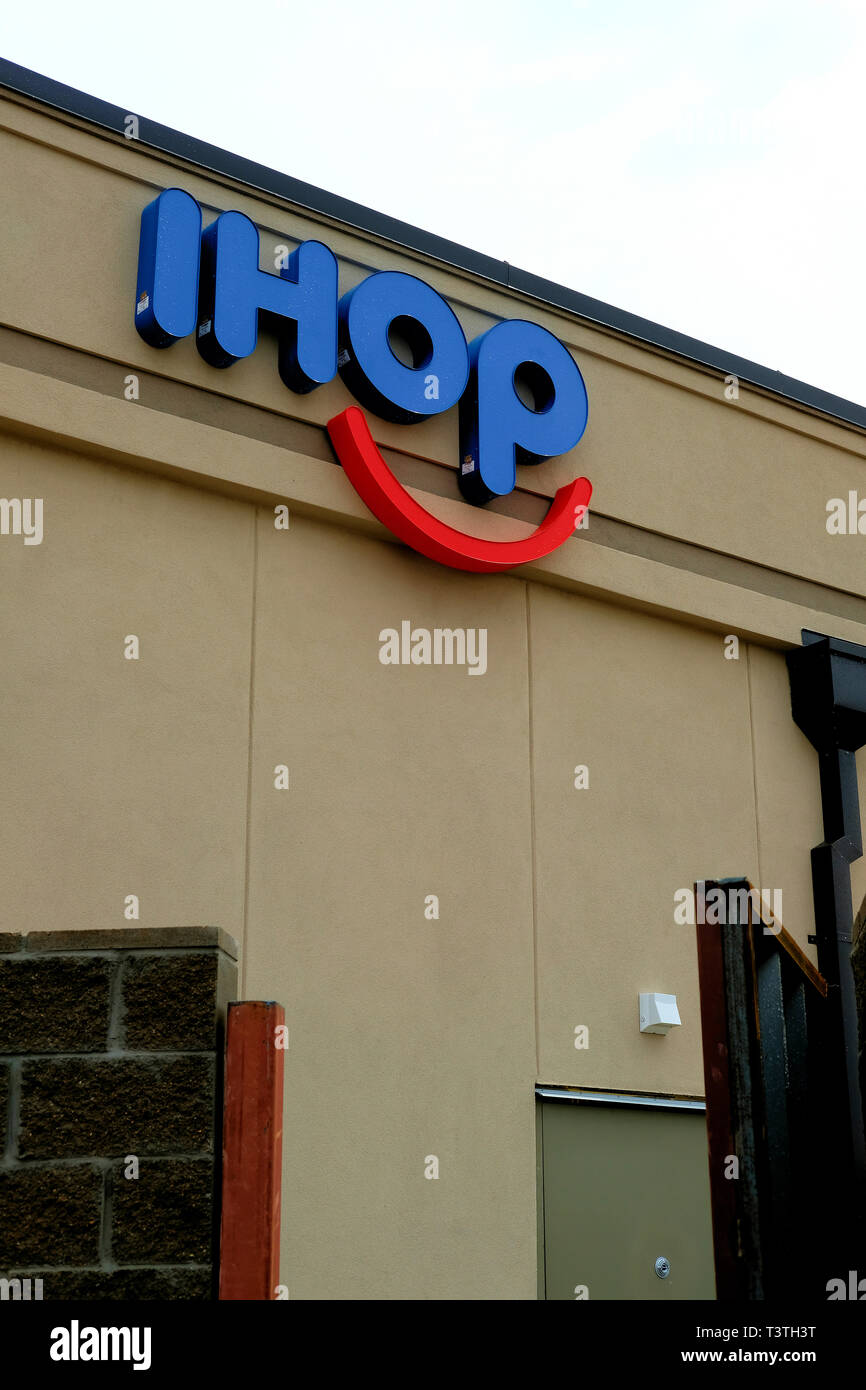 IHOP logo su un ristorante esterno; IHOP logo a partire dal 2015; College Station, Texas, Stati Uniti d'America. Foto Stock
