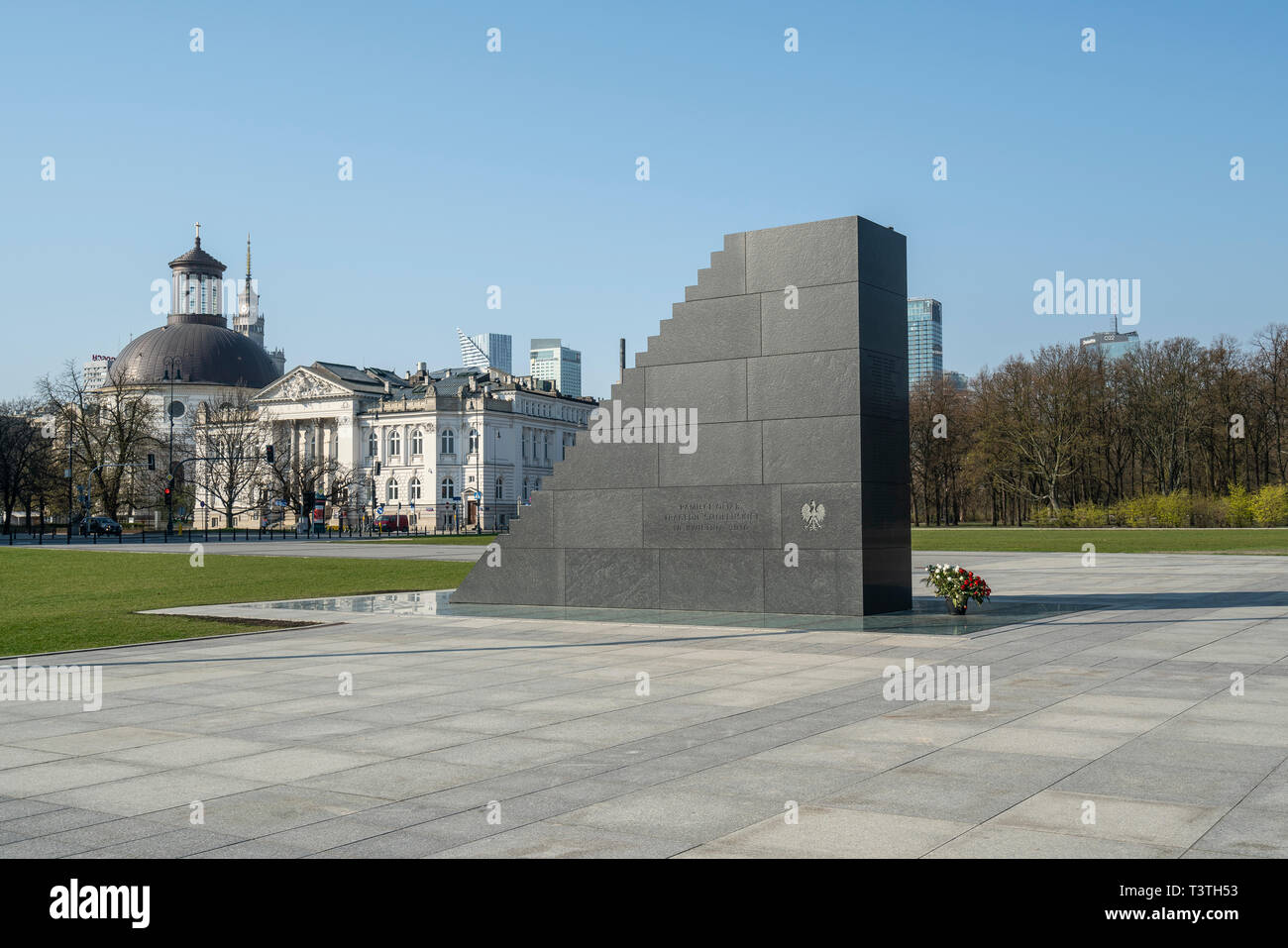 Varsavia, Polonia. Aprile, 2019. Una vista del monumento alle vittime della tragedia di Smolensk del 2010 in Piazza Piłsudski Foto Stock