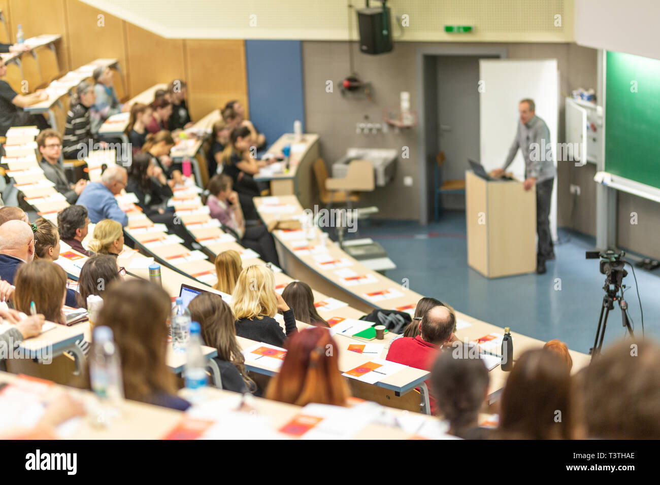 Altoparlante esperto dando un talk a scientifici business conference evento. Foto Stock