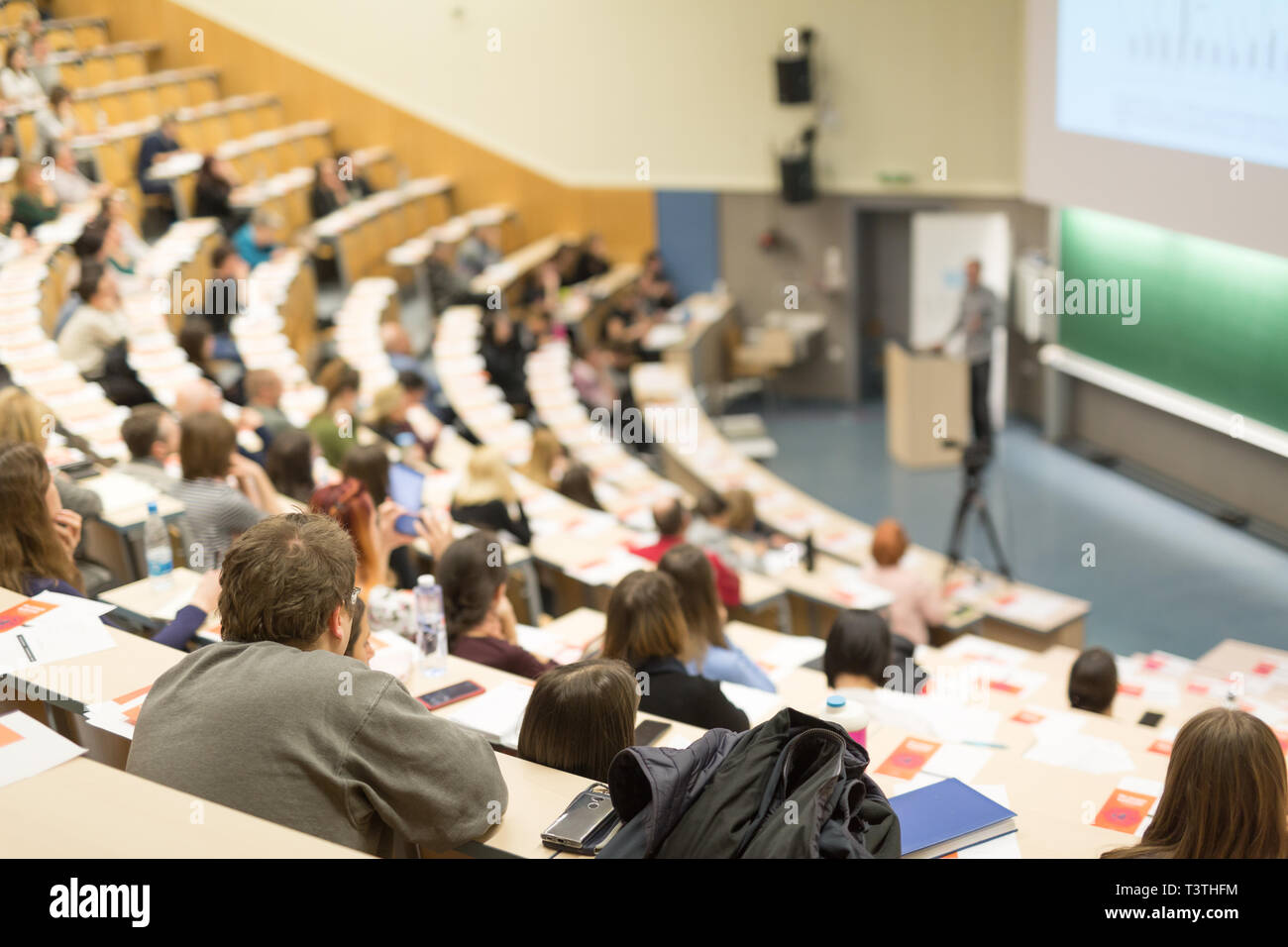 Altoparlante esperto dando un talk a scientifici business conference evento. Foto Stock