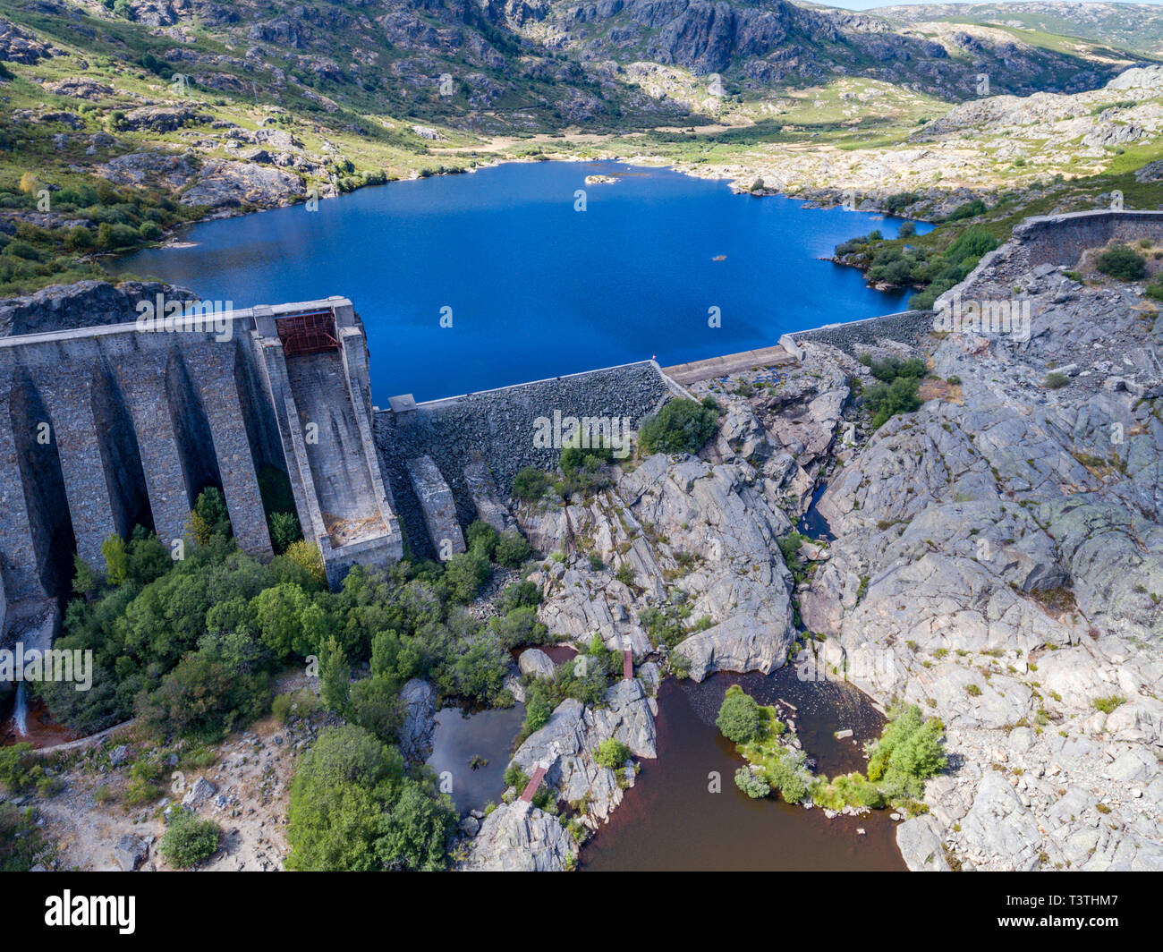 Vista aerea della diga di rotte di Sanabria con una persona, Spagna Foto Stock