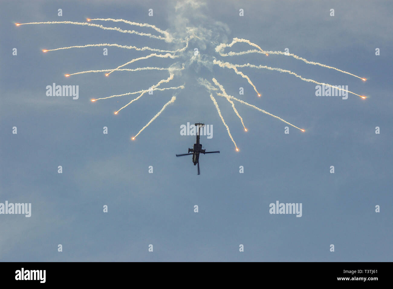 Royal Netherlands Air Force Boeing AH-64 Apache elicottero d'assalto di sparare razzi difensivo utilizzato per attrarre in cerca di calore missili di distanza. Decoy pyro Foto Stock