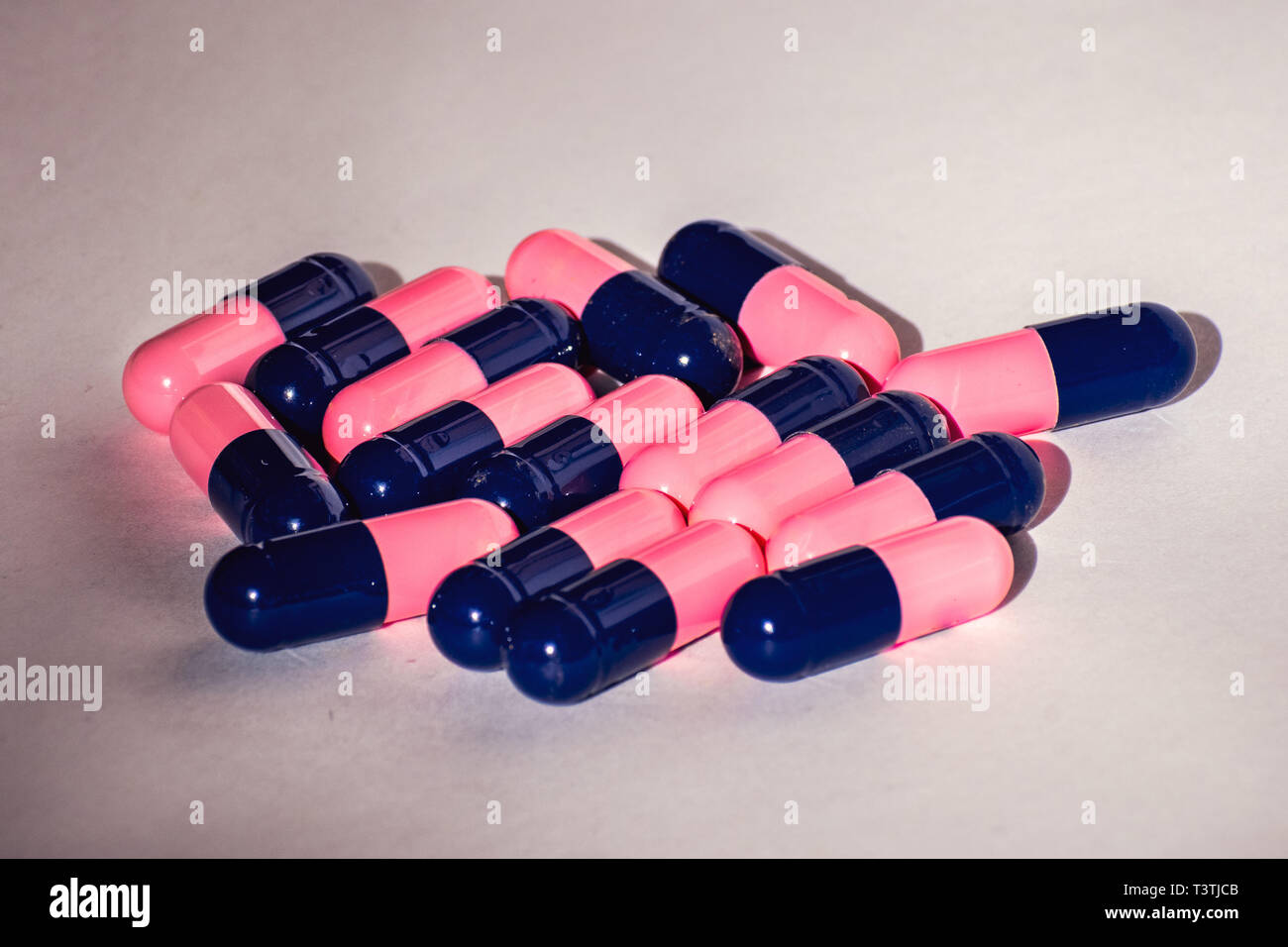Close up di rosa e blu antibiotici amoxicillina capsula pillole. Concetto di farmaco antimicrobico resistenza; industria farmaceutica; Global Healthcare Foto Stock