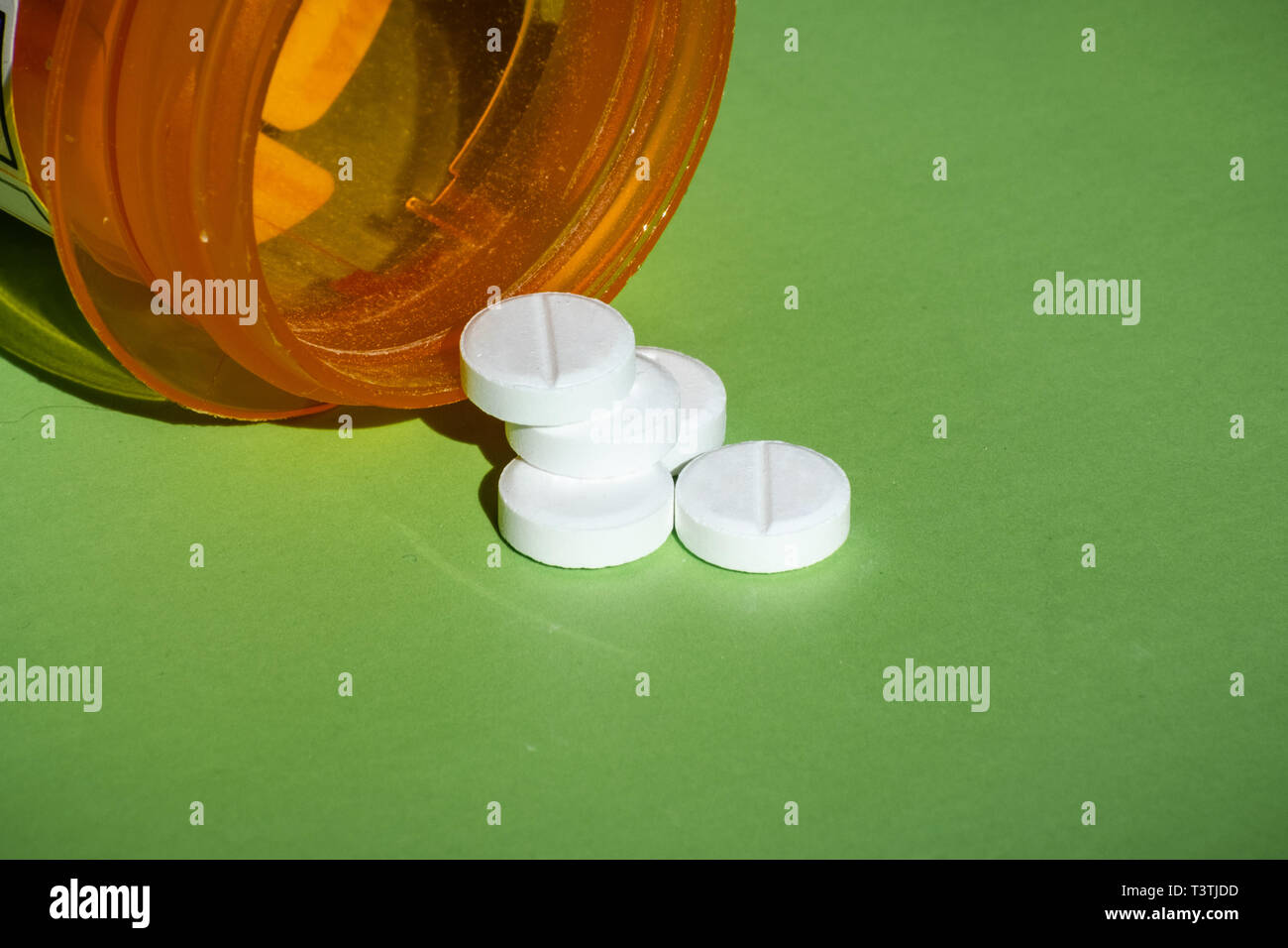 Bianco pillole di prescrizione versato su una tabella. Concetto di dipendenza da oppiacei Foto Stock
