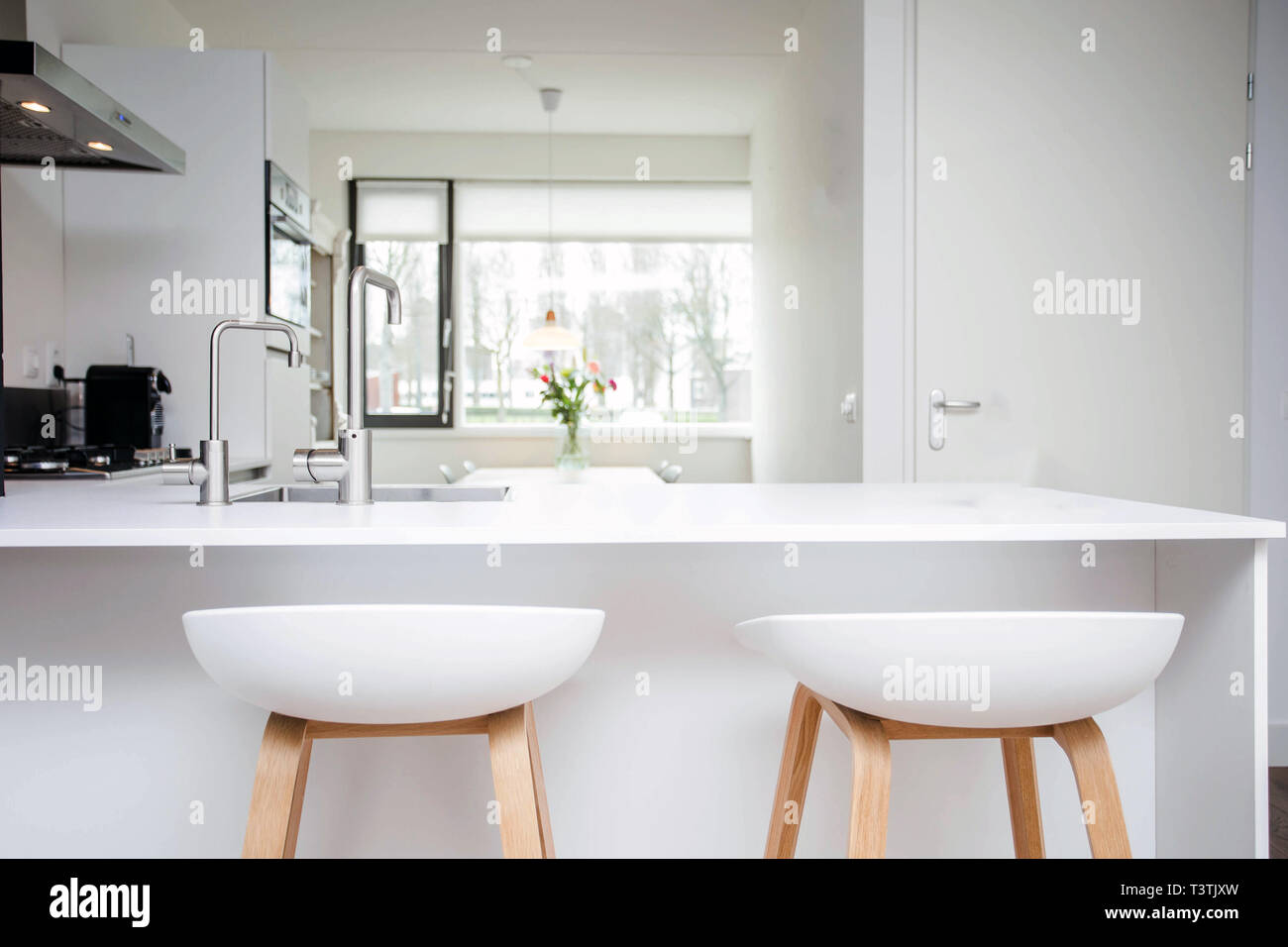 Sgabelli bar dalla moderna cucina bianca isola pulito, nuovo e moderno  design Foto stock - Alamy