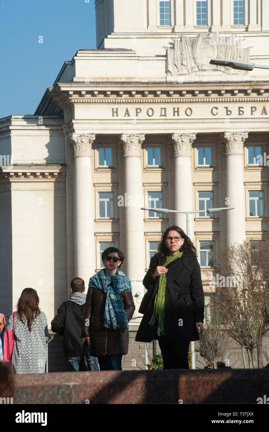 Popolo bulgaro nella parte anteriore dell'ex partito comunista edificio, Sofia, Bulgaria, Europa Foto Stock