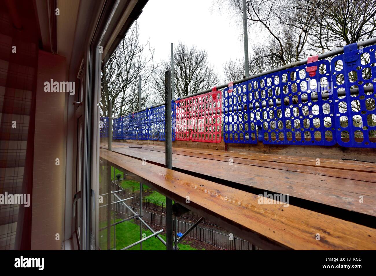 Regno Unito residenziale finestra piatta con un ponteggio eretto al di fuori Foto Stock