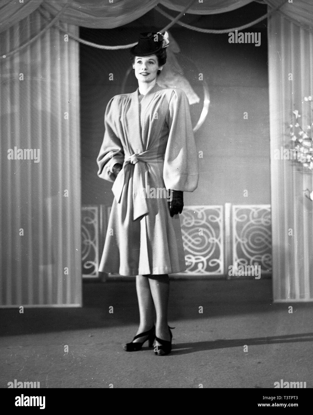 La modellazione di modello ladies fashion Londra 1947 Foto Stock