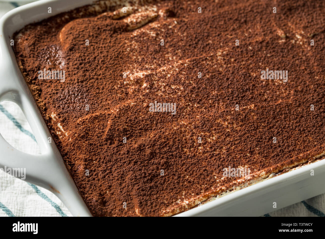 Dolce casalingo italiano dessert Tiramisu con polvere di cacao Foto Stock