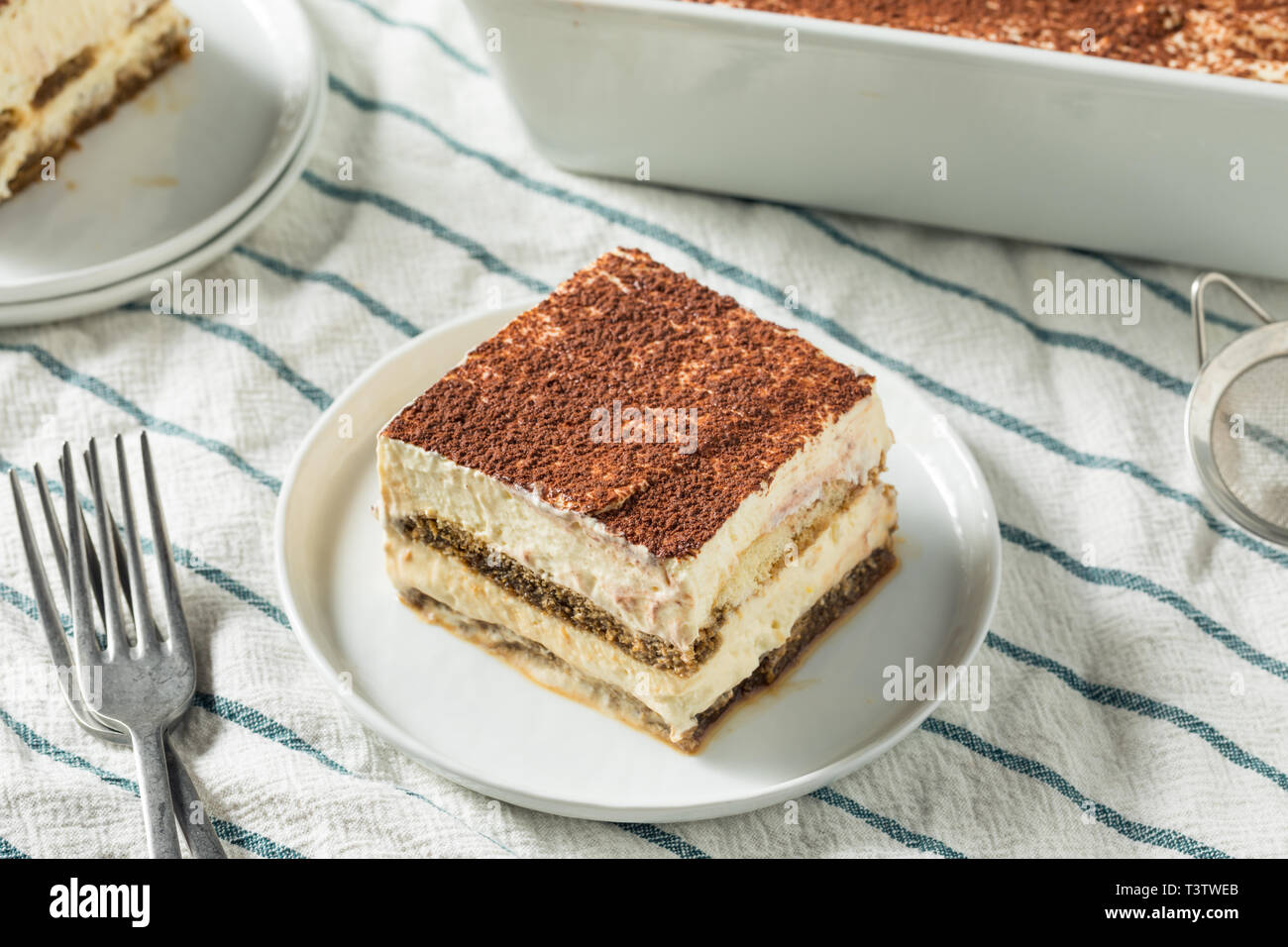Dolce casalingo italiano dessert Tiramisu con polvere di cacao Foto Stock