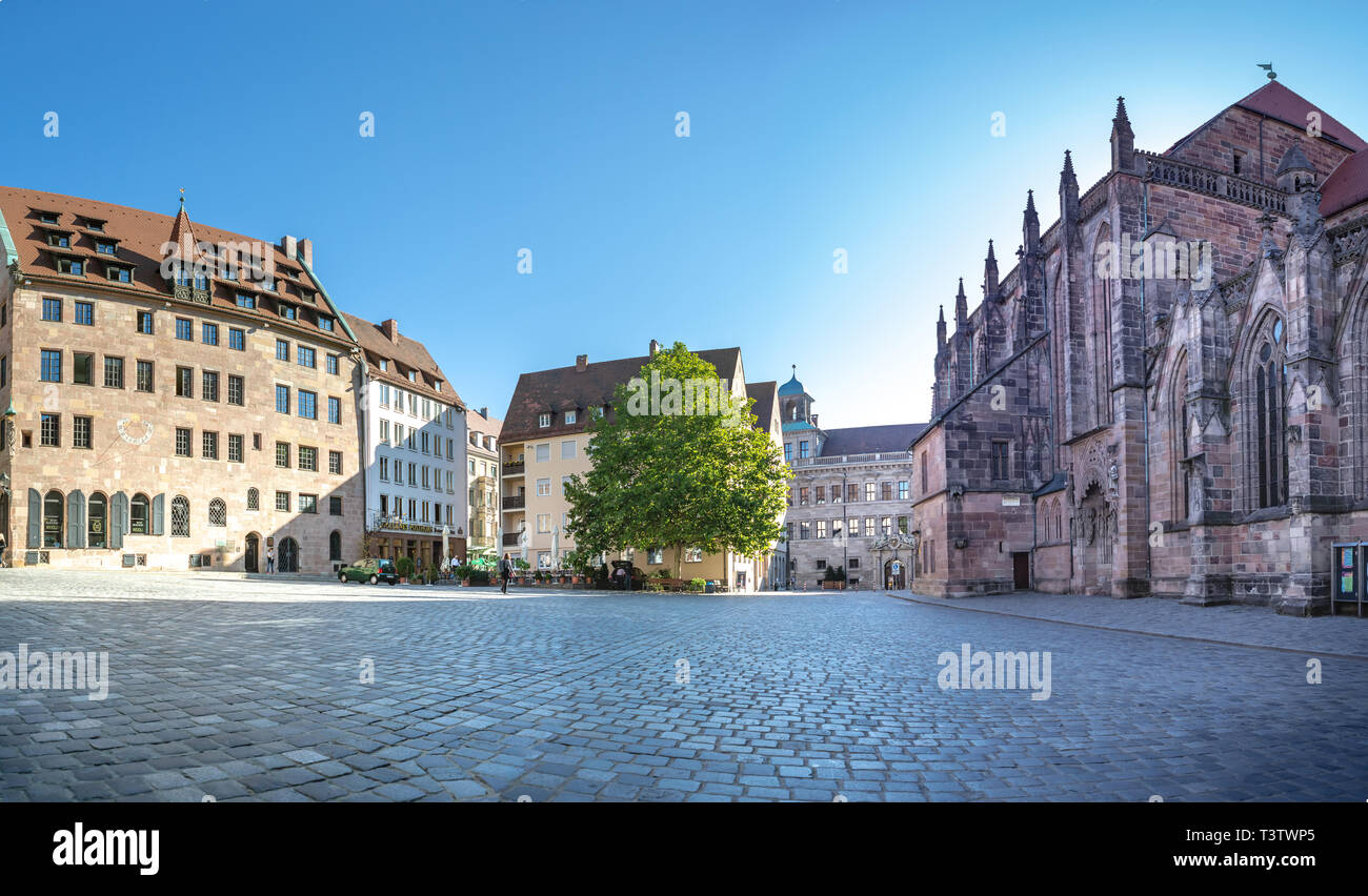 Norimberga, Baviera, Germania - circa settembre, 2018: Plaza San Sebaldo e Sebalduskirche della città di Norimberga, Germania Foto Stock