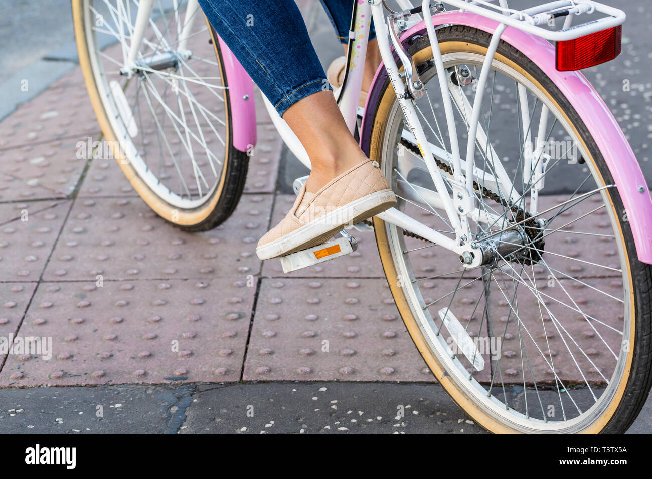 La sezione inferiore di una donna su una bicicletta Foto Stock