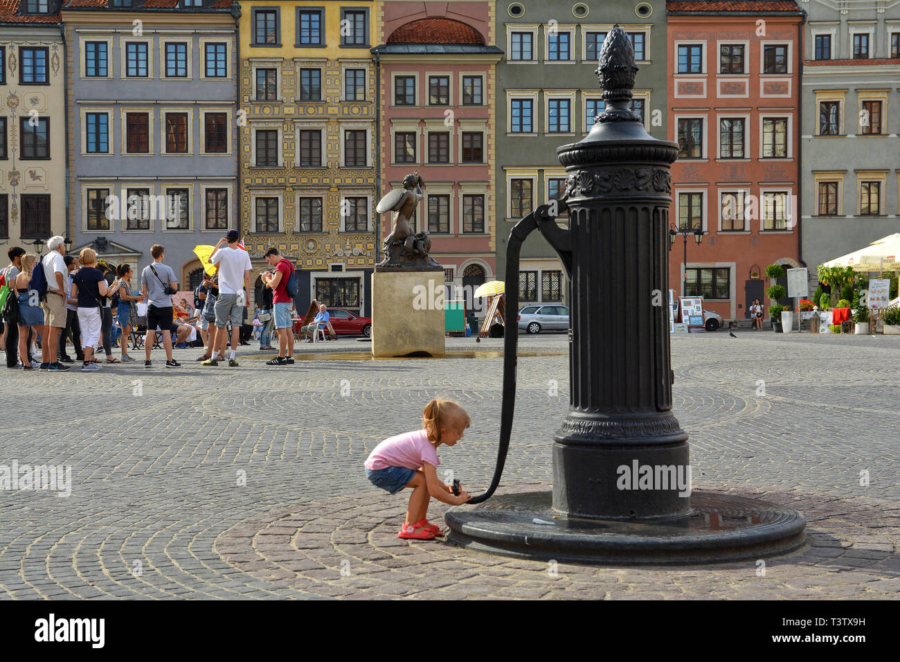 Dalla Piazza del Mercato della Città Vecchia (Rynek Starego Miasta) con colorati edifici tradizionali, i ristoranti, i caffè e i turisti a Varsavia, Polonia Foto Stock