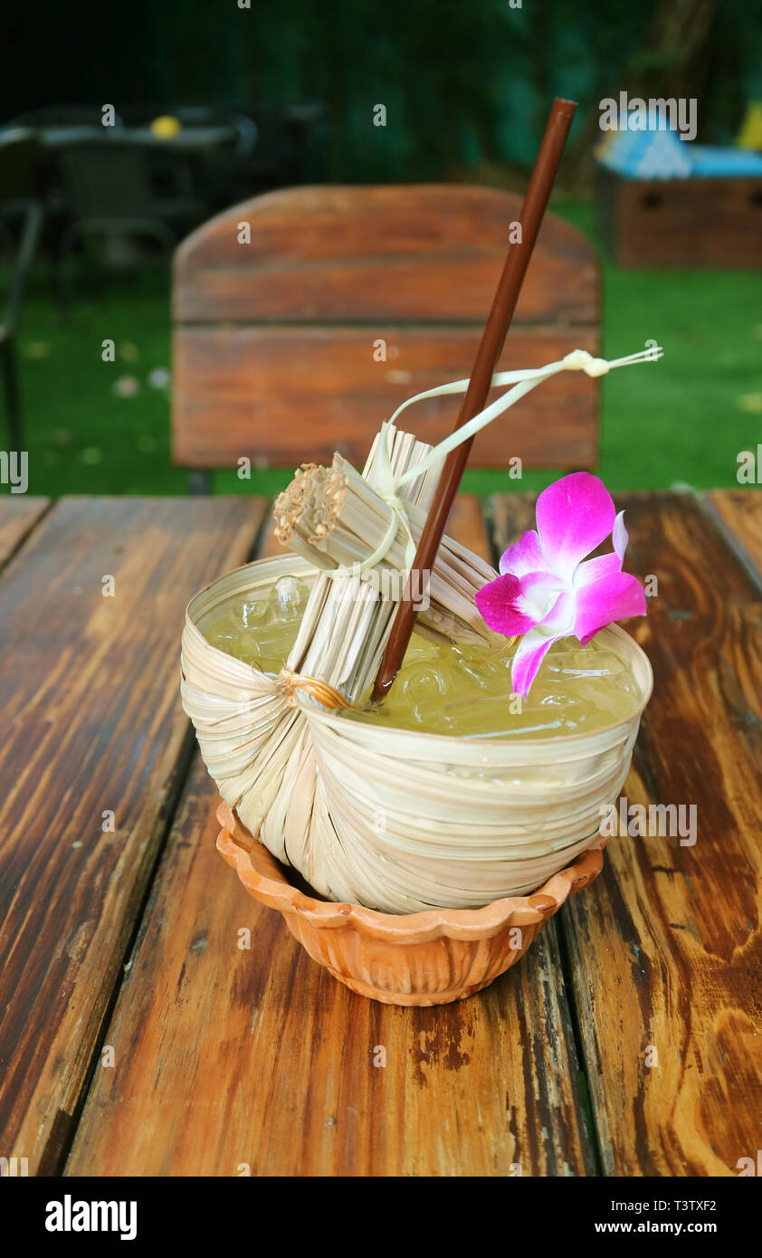 Thailandese in stile orientale dolce e aspro Calamansi succo di agrumi serviti al posto a sedere nel patio Foto Stock