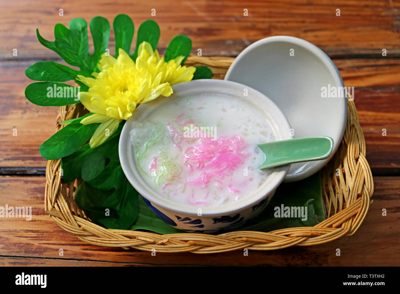 Refrigerate dolce Vermicelli in latte di cocco, gustosi e popolari dessert Thai Foto Stock