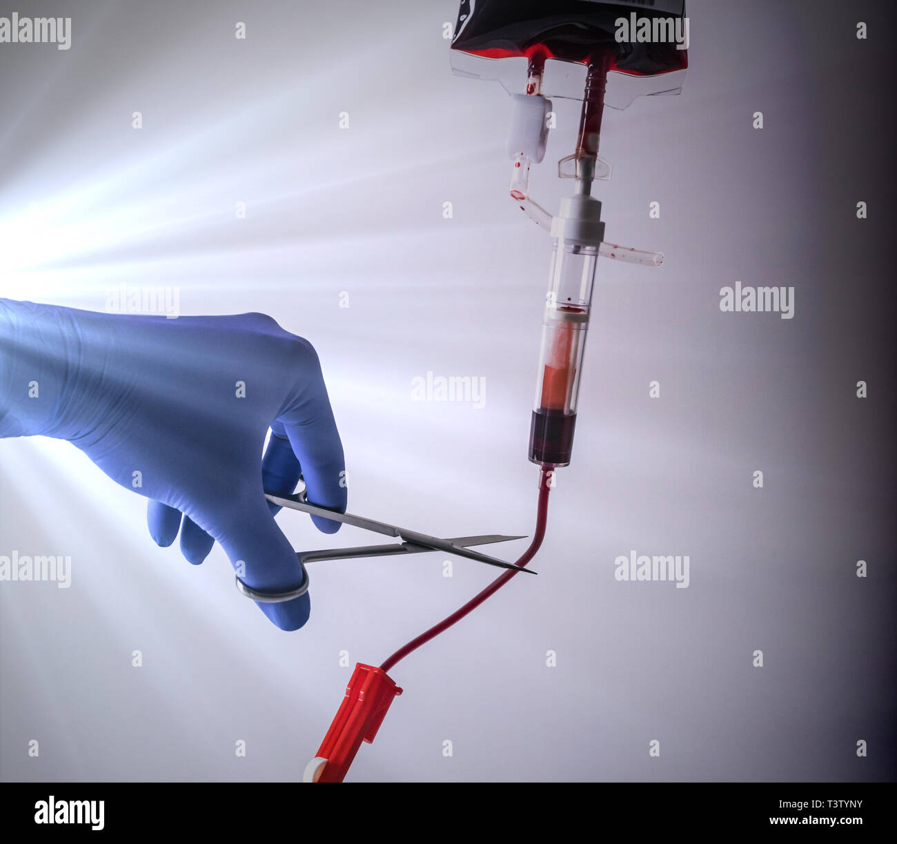 Medico a breve con le forbici la trasfusione di sangue, concetto eutanasia Foto Stock