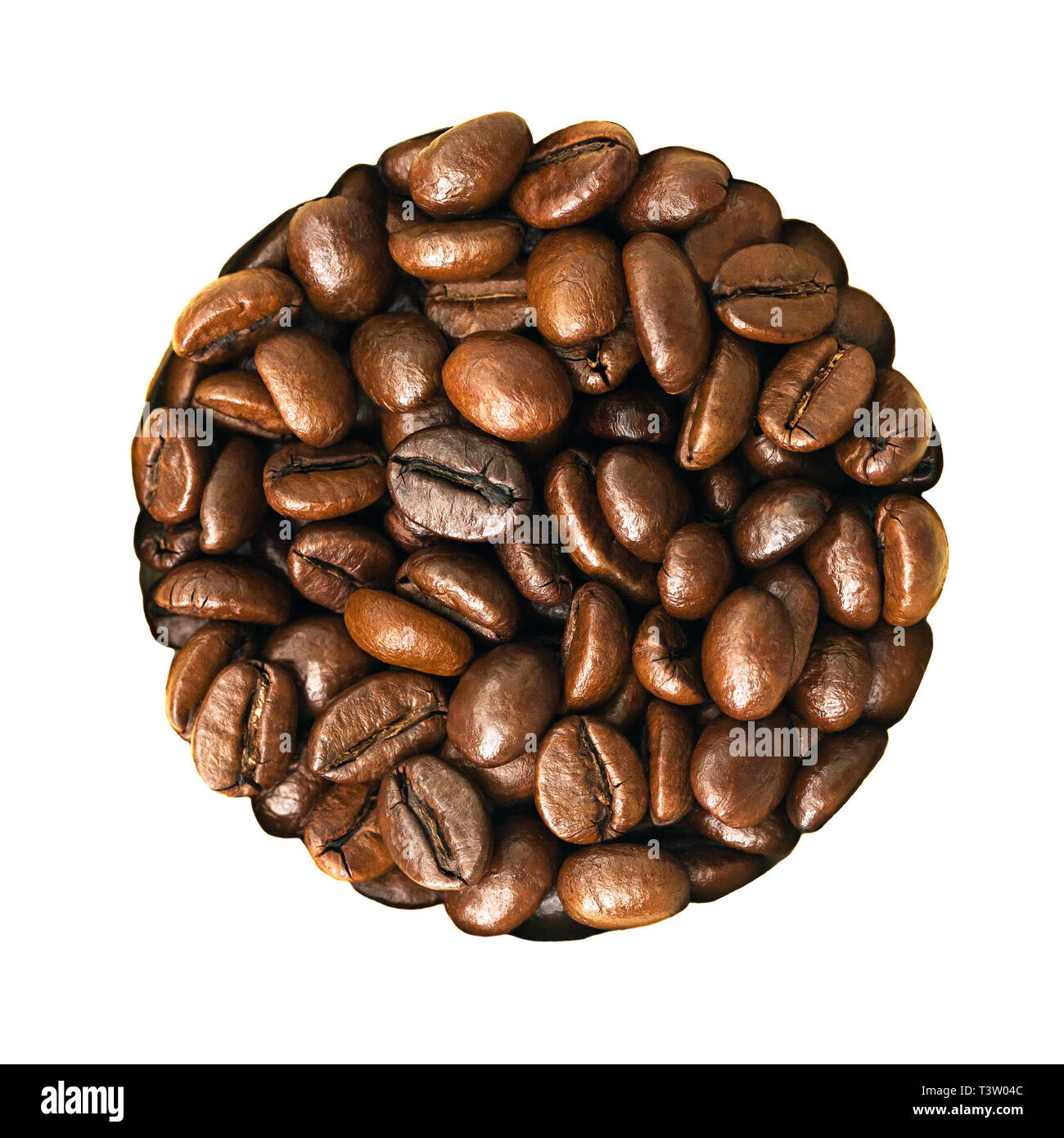 Chicchi di caffè nella forma di un circolo isolato su uno sfondo bianco. La tostatura i chicchi di caffè vicino la vista superiore Foto Stock
