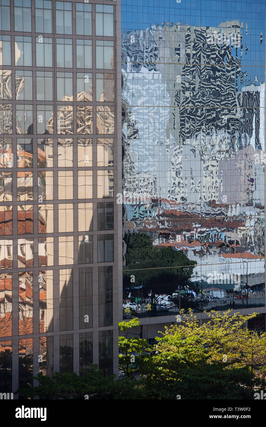 Astrazione urbana, la riflessione della città su vetro edificio aziendale in Rio de Janeiro downtown, Brasile. Foto Stock