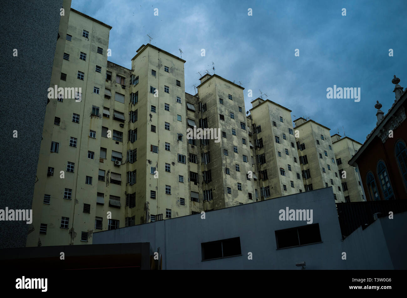 Rio de Janeiro real estate - piccoli appartamenti nel vecchio e degradato edificio residenziale situato nel quartiere di Flamengo, Brasile. Dimora di bassa / middle-class le famiglie. Foto Stock
