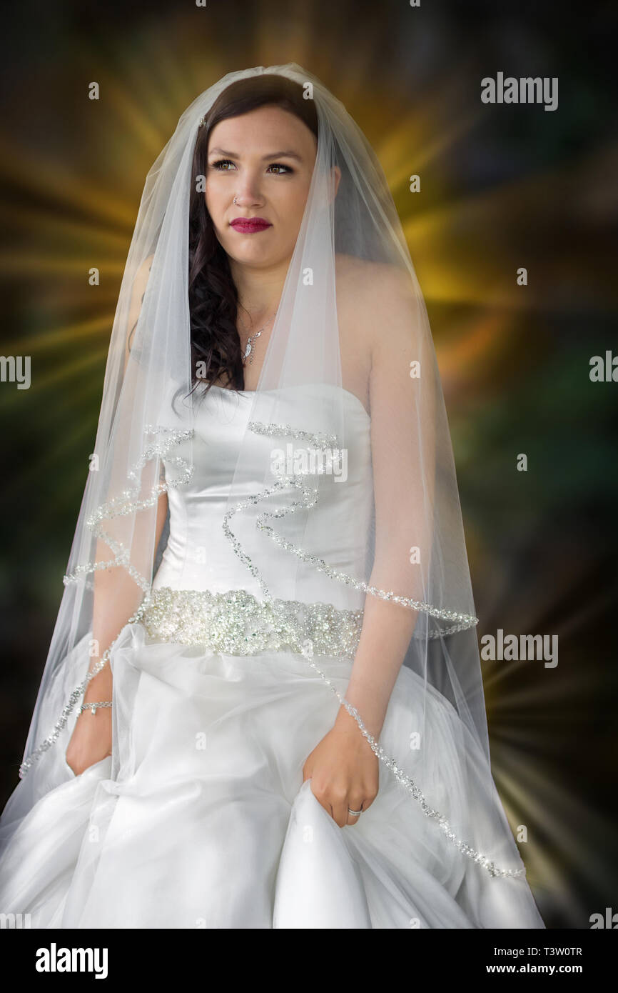 Sposa davanti a sfondo luminoso Foto Stock