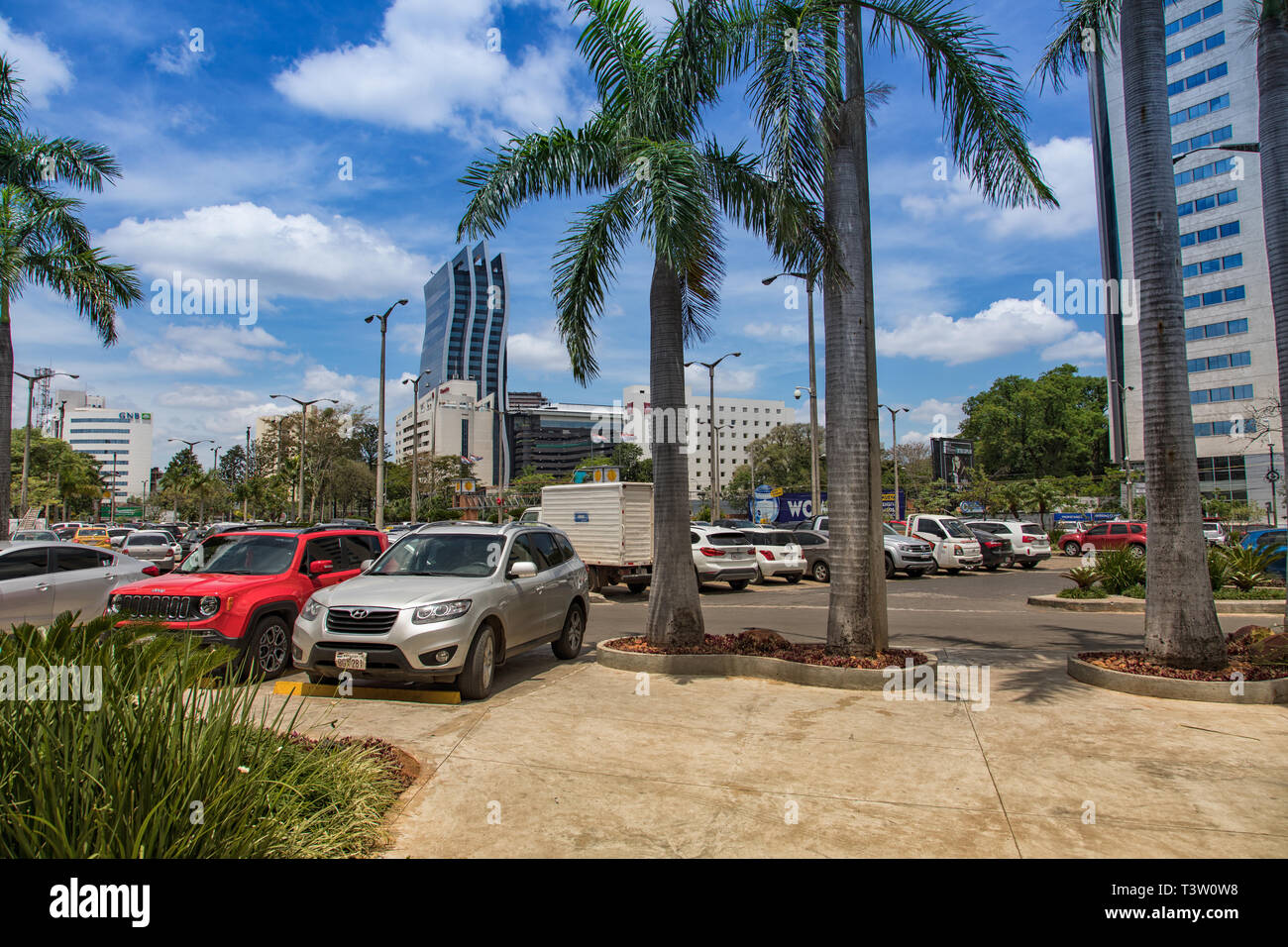 Asuncion in Paraguay - 09 Novembre 2017: la parte moderna di Asuncion, con una delle torri gemelle dove un centro commerciale per lo shopping è alloggiato. Asuncion è i capi Foto Stock