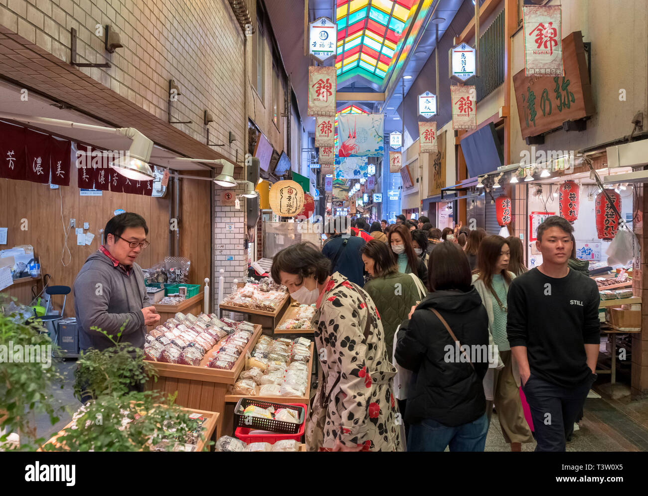Si spegne nel mercato Nishiki, Kyoto, Giappone Foto Stock