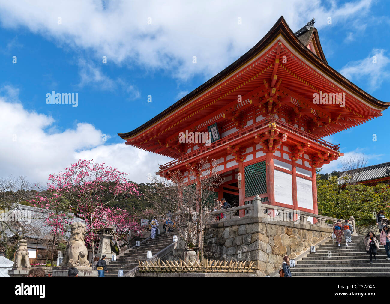 Il West Gate a Kiyomizudera (Kiyomizu-dera), un tempio buddista nel sud Higashiyama, Kyoto, Giappone Foto Stock
