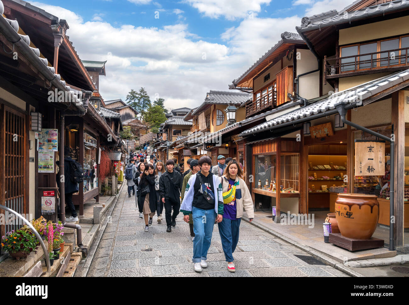 Tradizionali edifici giapponesi su Ninen-zaka, una strada nel sud del distretto di Higashiyama di Kyoto, Giappone Foto Stock