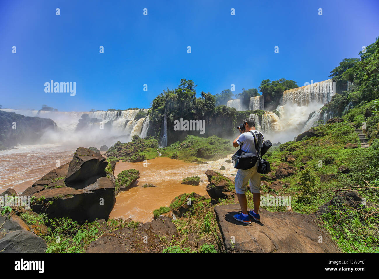 L'uomo fotografato presso le cascate di Iguazu sul lato Argentino. Foto Stock