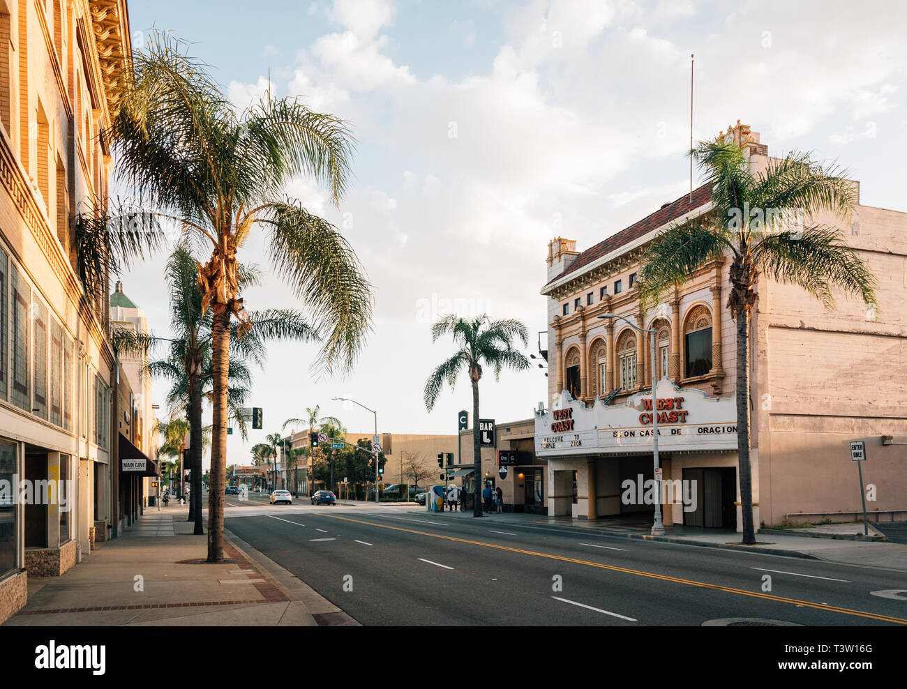 Gli edifici e le palme sulla strada principale nel centro cittadino di Santa Ana, California Foto Stock