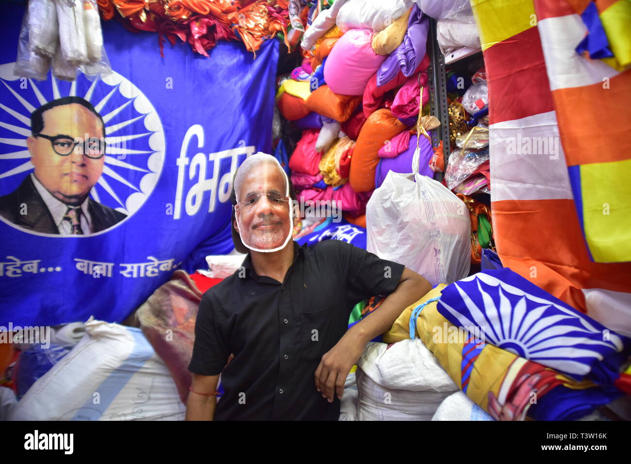 Un uomo visto in posa con il Primo Ministro Narendra Modi maschera in un negozio a Mumbai. 1fase di elezione Loksabha prende il via in India, elezione si svolgerà in 7 fasi a partire dal 11 aprile al 19 maggio e Mumbai voterà il 29 Aprile seguita da risultati il 23 maggio. Foto Stock