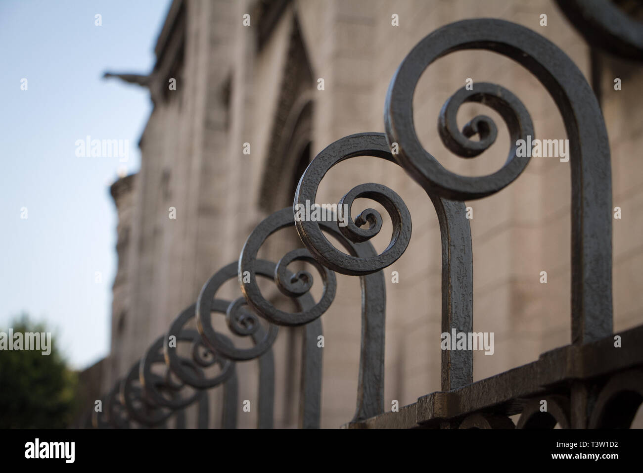 Il vecchio recinto close-up contro lo sfondo di una vecchia cattedrale cattolica, soft focus. Foto Stock