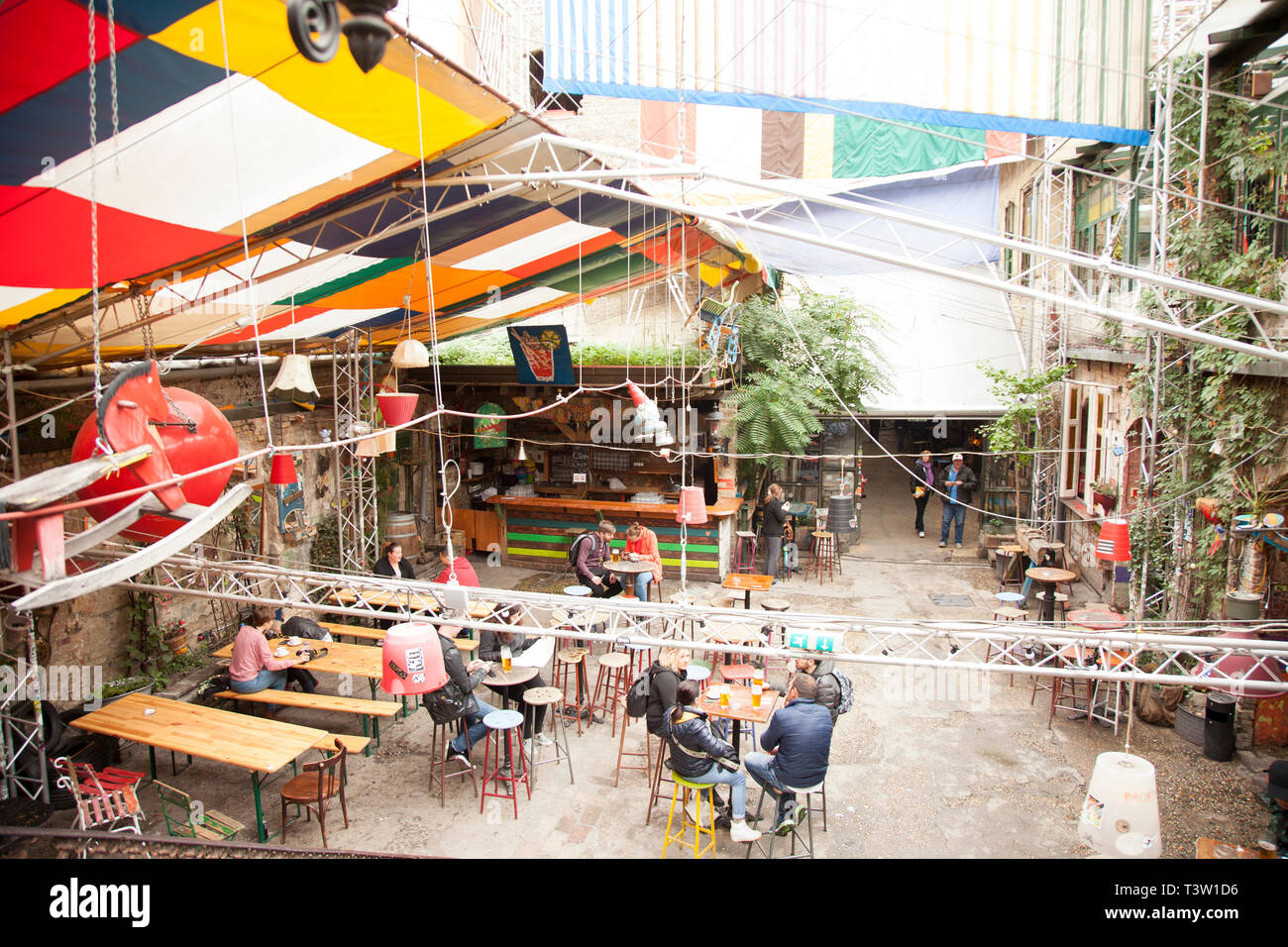 BUDAPEST, Ungheria - 20 settembre 2017: Szimpla Kert isa enorme ed eclettico pub con vecchie voci discordanti e in disuso una Trabant vettura, con musica, cibo, ma Foto Stock