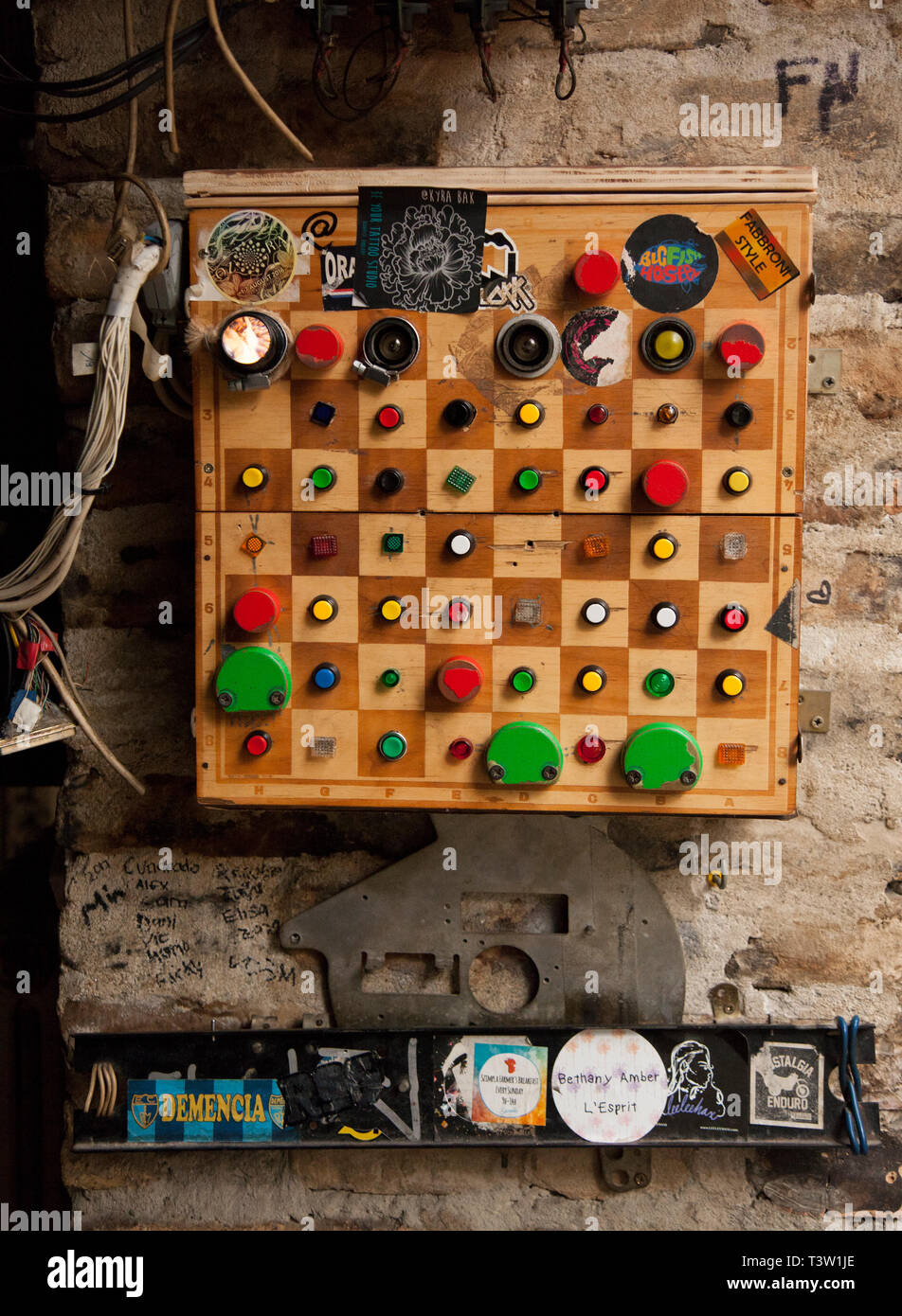 L'interno eclettiche decorazioni di una rovina pub a Budapest, Ungheria Foto Stock