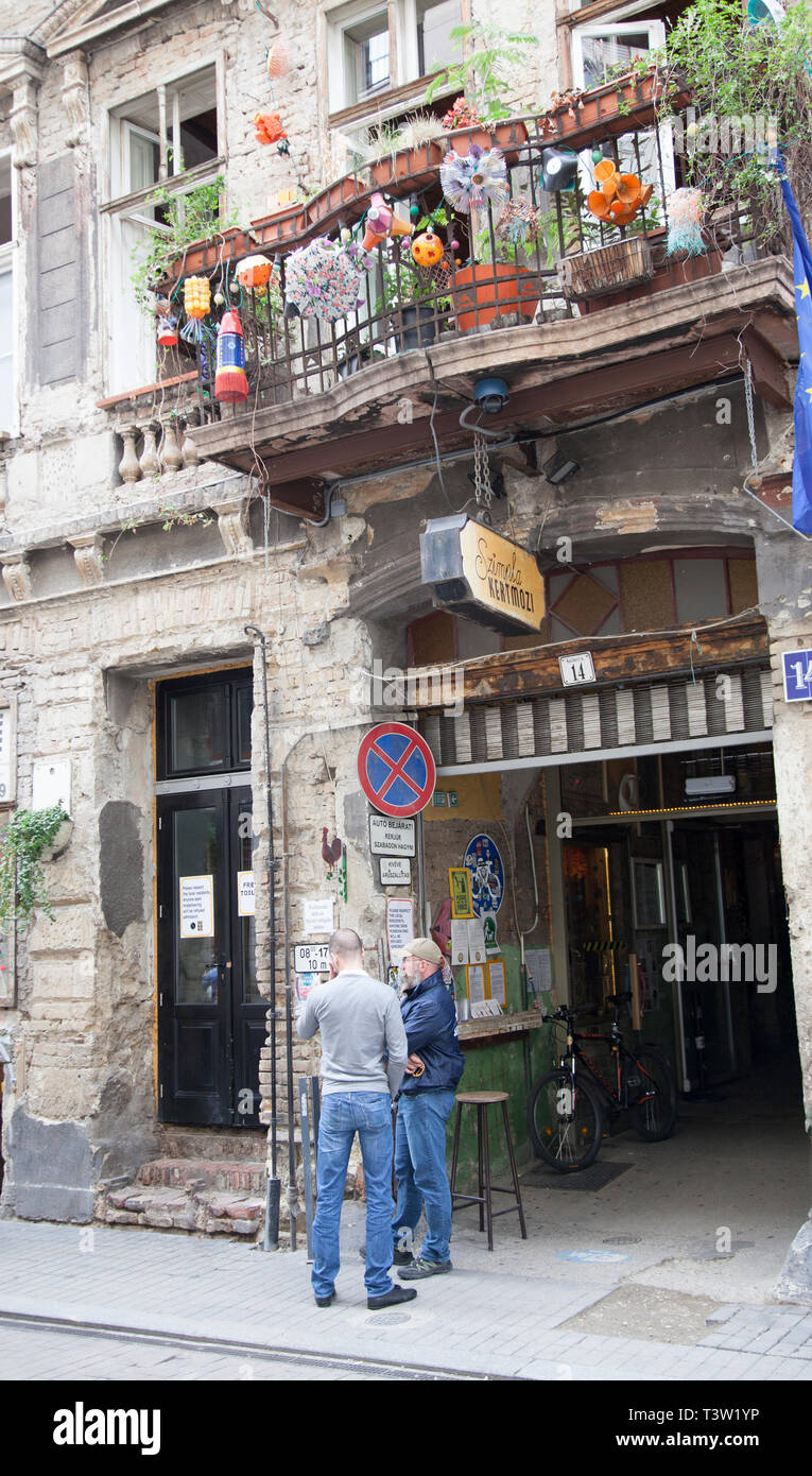 BUDAPEST, Ungheria - 20 settembre 2017: Szimpla Kert isa enorme ed eclettico pub con vecchie voci discordanti e in disuso una Trabant vettura, con musica, cibo, ma Foto Stock