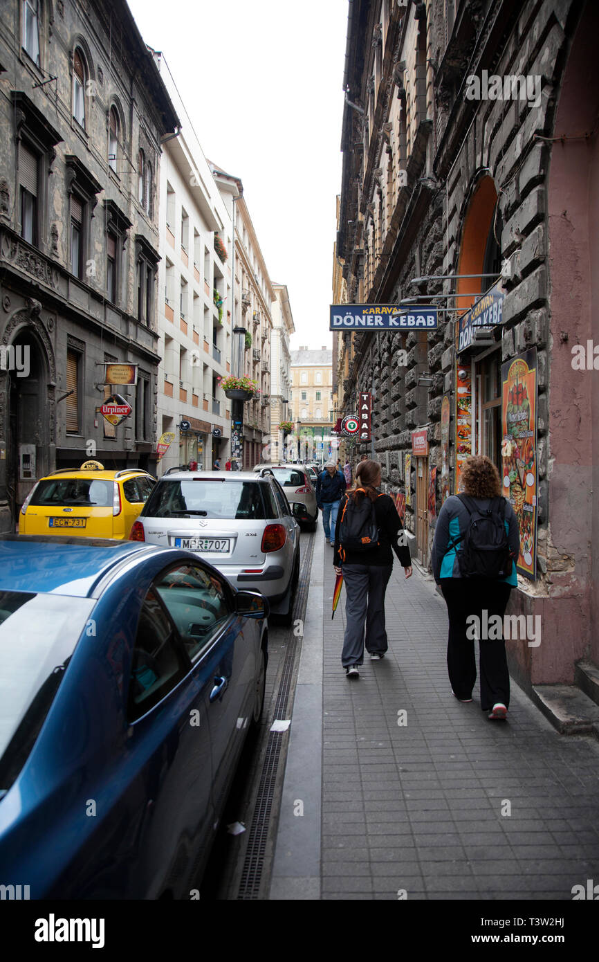 BUDAPEST, Ungheria - 20 settembre 2017: Vista di Kazinczy Utca a Budapest, Ungheria, famosa per i suoi negozi e la rovina pub. Foto Stock