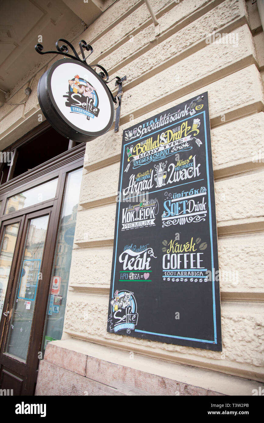 BUDAPEST, Ungheria - 20 settembre 2017: Selfie Grill e Bar è un ristorante che serve cucina americana stile fast food e bevande in Budapest, Ungheria. Foto Stock