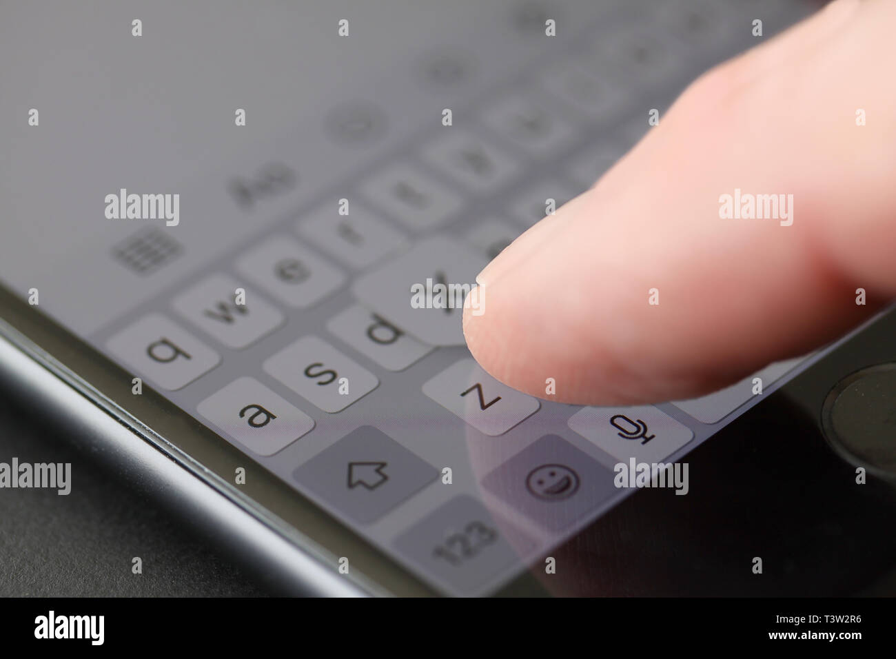 Dito texting sullo smartphone. Close up stock photo. Foto Stock