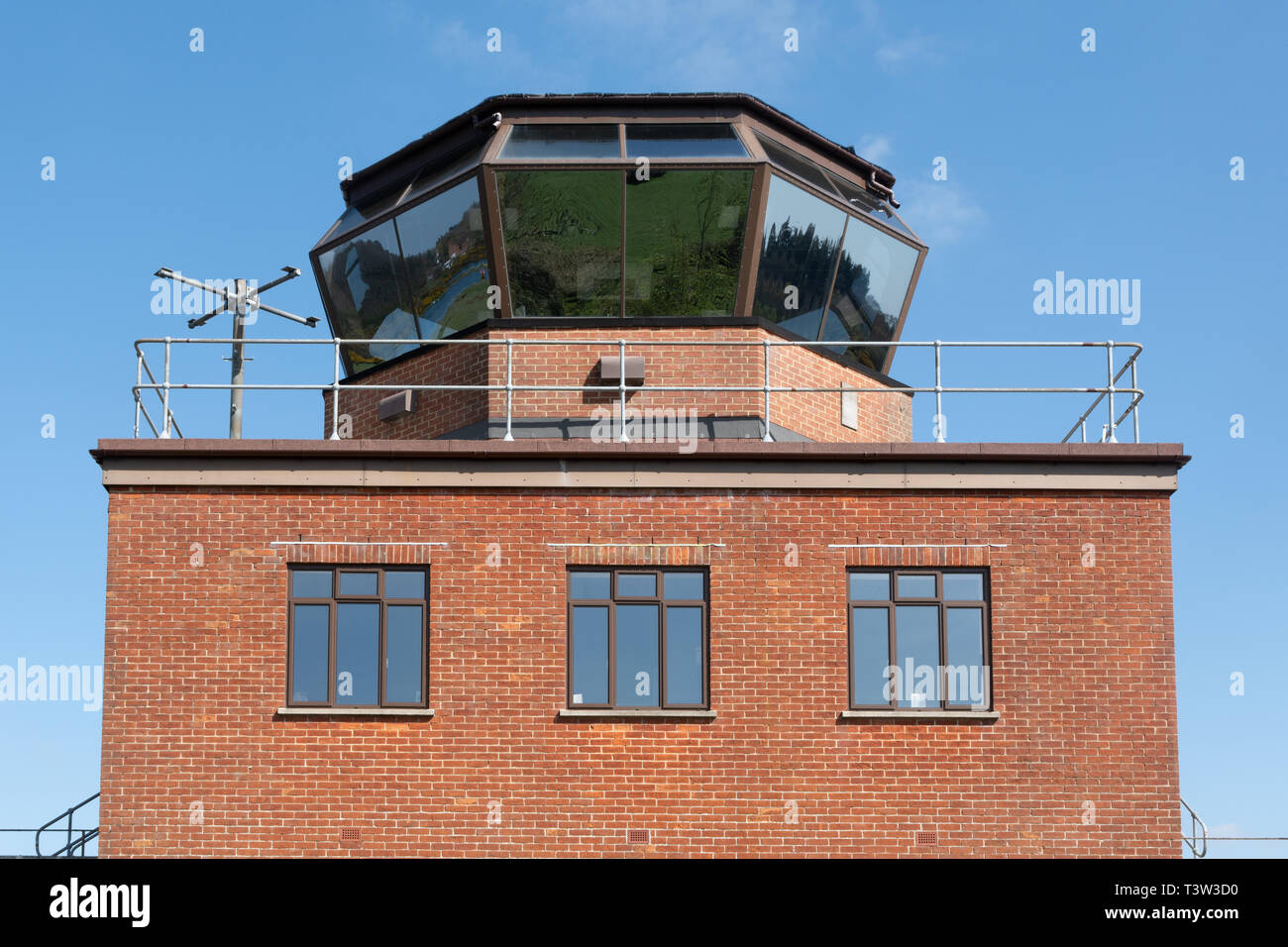 La torre di controllo e la piattaforma di osservazione a Greenham Common vicino a Newbury, Berkshire, Regno Unito, recentemente aperto al pubblico. Foto Stock