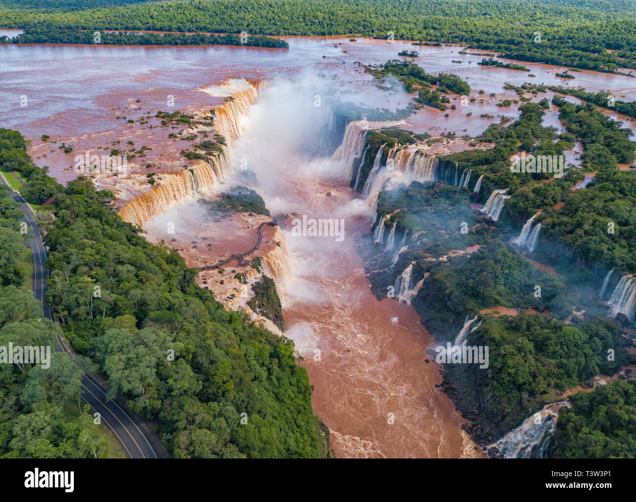 Vista aerea delle Cascate di Iguassù. Vista la Garganta del Diablo la Gola del Diavolo. Foto Stock