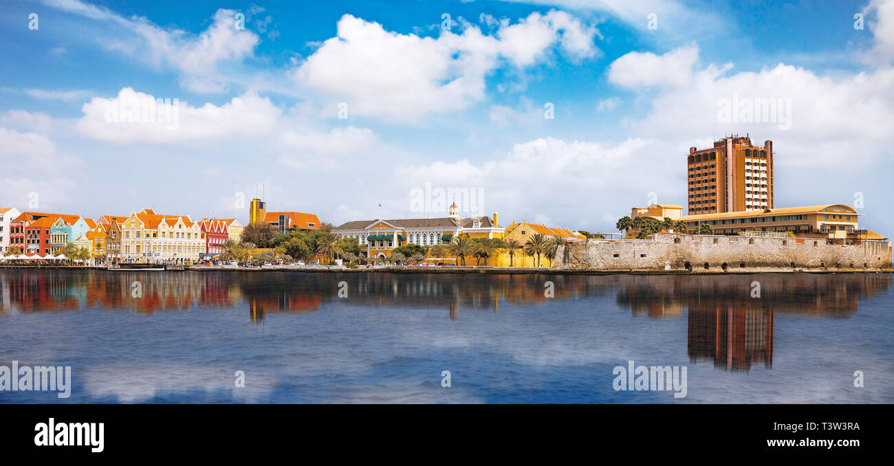 Willemstad, Curacao - Aprile 02, 2014: vista su Willemstad. Curacao è l'isola principale delle Antille olandesi, noto anche come le isole ABC incl Foto Stock