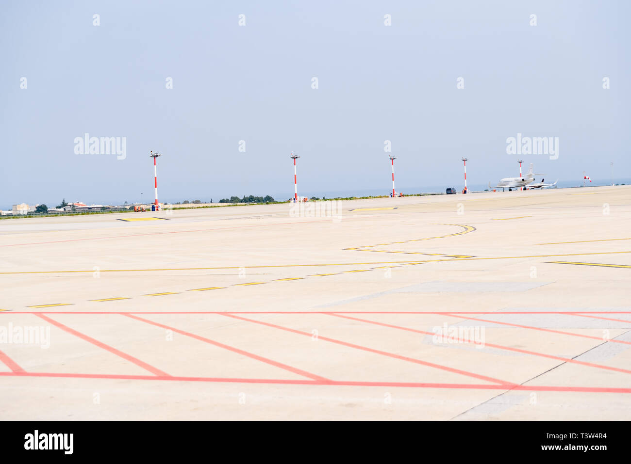 Bari, Italia - Marzo 8, 2019: aereo rotolare lungo una pista di aeroporto. Foto Stock